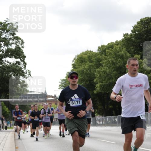 29.06.2025 - hella hamburg halbmarathon Jannik Wohlers http://msf.ph/oto/8146148 29.06.2025 10:10:49 Lombardsbrücke 1723, 2868, 3837, 4287, 5254, 5653, 7271, 8171, 8206, 8207, 8368, 8561, 9119, 10196, 11149, 12286, 12571, 12836, 13603, 14022, 14149, 15009, 15252, 15908, 16383, 17142, 17500, 17787, 19172, 19241 meine-sportfotos.de