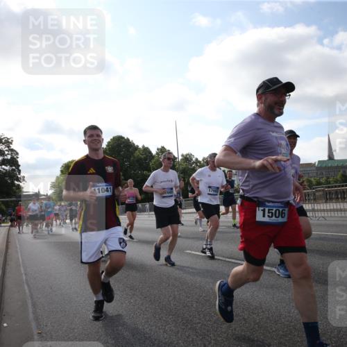 29.06.2025 - hella hamburg halbmarathon Jannik Wohlers http://msf.ph/oto/8146159 29.06.2025 09:58:47 Lombardsbrücke 1506, 1715, 1719, 1972, 2741, 2911, 3037, 3112, 3715, 4467, 4839, 5391, 5420, 5457, 5458, 5492, 5866, 6390, 6399, 7033, 7129, 7130, 7232, 7395, 7864, 8509, 8772, 8798, 9884, 10266, 10519, 11041, 11068, 11542, 11588, 11589, 11604, 11625, 11689, 12014, 12186, 12406, 12495, 12527, 12949, 13792, 13869, 15156, 15407, 15446, 15686, 15856, 15884, 16334, 16467, 16868, 17198, 17383, 18133, 18181, 18746, 18835, 19047 meine-sportfotos.de