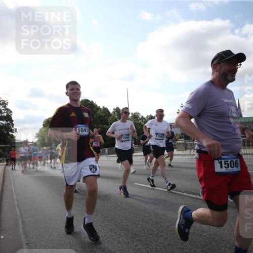 29.06.2025 - hella hamburg halbmarathon Jannik Wohlers http://msf.ph/oto/8146164 29.06.2025 09:58:48 Lombardsbrücke 1506, 1715, 1719, 1972, 2741, 2911, 3037, 3112, 3715, 4467, 4839, 5391, 5420, 5457, 5458, 5492, 5866, 6390, 6399, 6416, 7033, 7037, 7129, 7130, 7232, 7395, 7864, 8509, 8772, 8798, 9884, 10266, 10519, 11041, 11068, 11542, 11588, 11589, 11604, 11625, 11689, 12014, 12186, 12406, 12495, 12527, 12949, 13792, 13869, 15000, 15156, 15407, 15446, 15686, 15856, 15884, 16334, 16467, 16868, 17198, 17383, 18133, 18746, 18835, 19047 meine-sportfotos.de