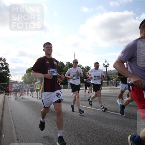 29.06.2025 - hella hamburg halbmarathon Jannik Wohlers http://msf.ph/oto/8146169 29.06.2025 09:58:48 Lombardsbrücke 1506, 1715, 1719, 1972, 2741, 2911, 3037, 3112, 3715, 4467, 4839, 5391, 5420, 5457, 5458, 5492, 5866, 6390, 6399, 6416, 7033, 7037, 7129, 7130, 7232, 7395, 7864, 8509, 8772, 8798, 9884, 10266, 10519, 11041, 11068, 11542, 11588, 11589, 11604, 11625, 11689, 12014, 12186, 12406, 12495, 12527, 12949, 13792, 13869, 15000, 15156, 15407, 15446, 15686, 15856, 15884, 16334, 16467, 16868, 17198, 17383, 18133, 18746, 18835, 19047 meine-sportfotos.de