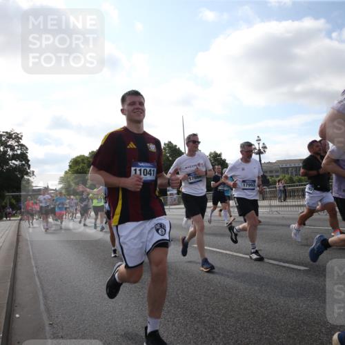 29.06.2025 - hella hamburg halbmarathon Jannik Wohlers http://msf.ph/oto/8146175 29.06.2025 09:58:48 Lombardsbrücke 1506, 1715, 1719, 1972, 2741, 2911, 3037, 3112, 3715, 4467, 4839, 5391, 5420, 5457, 5458, 5492, 5866, 6390, 6399, 6416, 7033, 7037, 7129, 7130, 7232, 7395, 7864, 8509, 8772, 8798, 9884, 10266, 10519, 11041, 11068, 11542, 11588, 11589, 11604, 11625, 11689, 12014, 12186, 12406, 12495, 12527, 12949, 13792, 13869, 15000, 15156, 15407, 15446, 15686, 15856, 15884, 16334, 16467, 16868, 17198, 17383, 18133, 18746, 18835, 19047 meine-sportfotos.de