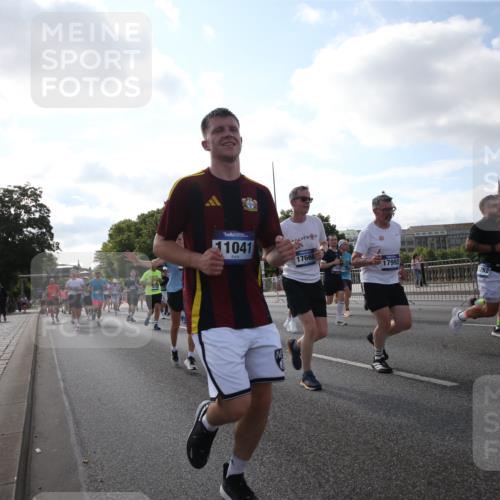 29.06.2025 - hella hamburg halbmarathon Jannik Wohlers http://msf.ph/oto/8146180 29.06.2025 09:58:48 Lombardsbrücke 1506, 1715, 1719, 1972, 2741, 2911, 3037, 3112, 3715, 4467, 4839, 5391, 5420, 5457, 5458, 5492, 5866, 6390, 6399, 6416, 7033, 7037, 7129, 7130, 7232, 7395, 7864, 8509, 8772, 8798, 9884, 10266, 10519, 11041, 11068, 11542, 11588, 11589, 11604, 11625, 11689, 12014, 12186, 12406, 12495, 12527, 12949, 13792, 13869, 15000, 15156, 15407, 15446, 15686, 15856, 15884, 16334, 16467, 16868, 17198, 17383, 18133, 18746, 18835, 19047 meine-sportfotos.de