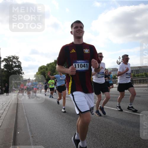 29.06.2025 - hella hamburg halbmarathon Jannik Wohlers http://msf.ph/oto/8146185 29.06.2025 09:58:48 Lombardsbrücke 1506, 1715, 1719, 1972, 2741, 2911, 3037, 3112, 3715, 4467, 4839, 5391, 5420, 5457, 5458, 5492, 5866, 6390, 6399, 6416, 7033, 7037, 7129, 7130, 7232, 7395, 7864, 8509, 8772, 8798, 9884, 10266, 10519, 11041, 11068, 11542, 11588, 11589, 11604, 11625, 11689, 12014, 12186, 12406, 12495, 12527, 12949, 13792, 13869, 15000, 15156, 15407, 15446, 15686, 15856, 15884, 16334, 16467, 16868, 17198, 17383, 18133, 18746, 18835, 19047 meine-sportfotos.de