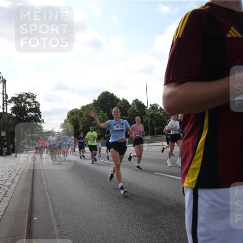 29.06.2025 - hella hamburg halbmarathon Jannik Wohlers http://msf.ph/oto/8146190 29.06.2025 09:58:48 Lombardsbrücke 1506, 1715, 1719, 1972, 2741, 2911, 3037, 3112, 3715, 4467, 4839, 5391, 5420, 5457, 5458, 5492, 5866, 6390, 6399, 6416, 7033, 7037, 7129, 7130, 7232, 7395, 7864, 8509, 8772, 8798, 9884, 10266, 10519, 11041, 11068, 11542, 11588, 11589, 11604, 11625, 11689, 12014, 12186, 12406, 12495, 12527, 12949, 13792, 13869, 15000, 15156, 15407, 15446, 15686, 15856, 15884, 16334, 16467, 16868, 17198, 17383, 18133, 18746, 18835, 19047 meine-sportfotos.de
