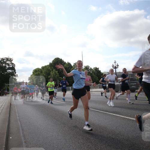 29.06.2025 - hella hamburg halbmarathon Jannik Wohlers http://msf.ph/oto/8146209 29.06.2025 09:58:49 Lombardsbrücke 1506, 1972, 2741, 2911, 3112, 3715, 4467, 4839, 5391, 5420, 5457, 5458, 5492, 5866, 6390, 6399, 6416, 7033, 7037, 7129, 7130, 7232, 7395, 7864, 8509, 8772, 9884, 9922, 10266, 10519, 11041, 11068, 11542, 11588, 11589, 11604, 11625, 11689, 12014, 12186, 12406, 12495, 12527, 12949, 13792, 13869, 13912, 15000, 15156, 15407, 15408, 15446, 15686, 15856, 15884, 16334, 16467, 16868, 17198, 18133, 18746, 18835, 19047 meine-sportfotos.de