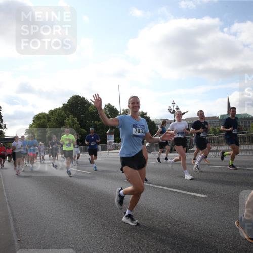 29.06.2025 - hella hamburg halbmarathon Jannik Wohlers http://msf.ph/oto/8146222 29.06.2025 09:58:49 Lombardsbrücke 1506, 1972, 2741, 2911, 3112, 3715, 4467, 4839, 5391, 5420, 5457, 5458, 5492, 5866, 6390, 6399, 6416, 7033, 7037, 7129, 7130, 7232, 7395, 7864, 8509, 8772, 9884, 9922, 10266, 10519, 11041, 11068, 11542, 11588, 11589, 11604, 11625, 11689, 12014, 12186, 12406, 12495, 12527, 12949, 13792, 13869, 13912, 15000, 15156, 15407, 15408, 15446, 15686, 15856, 15884, 16334, 16467, 16868, 17198, 18133, 18746, 18835, 19047 meine-sportfotos.de