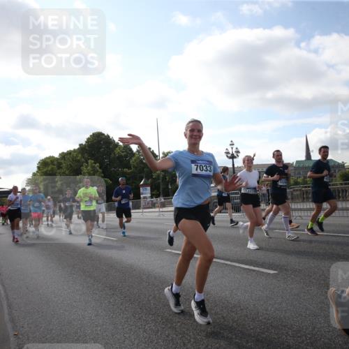 29.06.2025 - hella hamburg halbmarathon Jannik Wohlers http://msf.ph/oto/8146228 29.06.2025 09:58:49 Lombardsbrücke 1506, 1972, 2741, 2911, 3112, 3715, 4467, 4839, 5391, 5420, 5457, 5458, 5492, 5866, 6390, 6399, 6416, 7033, 7037, 7129, 7130, 7232, 7395, 7864, 8509, 8772, 9884, 9922, 10266, 10519, 11041, 11068, 11542, 11588, 11589, 11604, 11625, 11689, 12014, 12186, 12406, 12495, 12527, 12949, 13792, 13869, 13912, 15000, 15156, 15407, 15408, 15446, 15686, 15856, 15884, 16334, 16467, 16868, 17198, 18133, 18746, 18835, 19047 meine-sportfotos.de