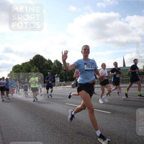 29.06.2025 - hella hamburg halbmarathon Jannik Wohlers http://msf.ph/oto/8146233 29.06.2025 09:58:49 Lombardsbrücke 1506, 1972, 2741, 2911, 3112, 3715, 4467, 4839, 5391, 5420, 5457, 5458, 5492, 5866, 6390, 6399, 6416, 7033, 7037, 7129, 7130, 7232, 7395, 7864, 8509, 8772, 9884, 9922, 10266, 10519, 11041, 11068, 11542, 11588, 11589, 11604, 11625, 11689, 12014, 12186, 12406, 12495, 12527, 12949, 13792, 13869, 13912, 15000, 15156, 15407, 15408, 15446, 15686, 15856, 15884, 16334, 16467, 16868, 17198, 18133, 18746, 18835, 19047 meine-sportfotos.de