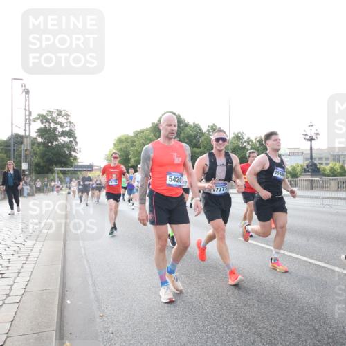 29.06.2025 - hella hamburg halbmarathon Jannik Wohlers http://msf.ph/oto/8146252 29.06.2025 09:58:57 Lombardsbrücke 1319, 1366, 1506, 1595, 1642, 2282, 2630, 3112, 3715, 4467, 4839, 5299, 5420, 5457, 5458, 5465, 5492, 5866, 6390, 6414, 6415, 6416, 7033, 7037, 7129, 7130, 7395, 7833, 7864, 8509, 8542, 8652, 8929, 9903, 9922, 10020, 10266, 10518, 10519, 11041, 11068, 11588, 11625, 11689, 12014, 12186, 12406, 12446, 12544, 12778, 12910, 12912, 12949, 13792, 13869, 13912, 15000, 15156, 15197, 15408, 15441, 15686, 15856, 15884, 16189, 16334, 16574, 16679, 16868, 17045, 17198, 17455 meine-sportfotos.de