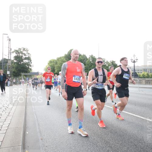 29.06.2025 - hella hamburg halbmarathon Jannik Wohlers http://msf.ph/oto/8146260 29.06.2025 09:58:57 Lombardsbrücke 1319, 1366, 1506, 1595, 1642, 2282, 2630, 3112, 3715, 4467, 4839, 5299, 5420, 5457, 5458, 5465, 5492, 5866, 6390, 6414, 6415, 6416, 7033, 7037, 7129, 7130, 7395, 7833, 7864, 8509, 8542, 8652, 8929, 9903, 9922, 10020, 10266, 10518, 10519, 11041, 11068, 11588, 11625, 11689, 12014, 12186, 12406, 12446, 12544, 12778, 12910, 12912, 12949, 13792, 13869, 13912, 15000, 15156, 15197, 15408, 15441, 15686, 15856, 15884, 16189, 16334, 16574, 16679, 16868, 17045, 17198, 17455 meine-sportfotos.de