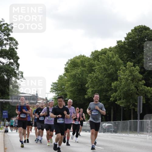 29.06.2025 - hella hamburg halbmarathon Jannik Wohlers http://msf.ph/oto/8146268 29.06.2025 10:10:51 Lombardsbrücke 1723, 2868, 3837, 5254, 5653, 7271, 8171, 8206, 8207, 8368, 8561, 9119, 10196, 10372, 11149, 11755, 12286, 12571, 12836, 13603, 14022, 14149, 15009, 15252, 15908, 16383, 17142, 17500, 17787, 18382, 19172, 19241 meine-sportfotos.de
