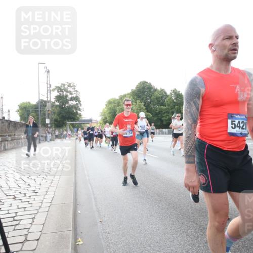 29.06.2025 - hella hamburg halbmarathon Jannik Wohlers http://msf.ph/oto/8146277 29.06.2025 09:58:58 Lombardsbrücke 1319, 1366, 1506, 1595, 1642, 2282, 2630, 3112, 3715, 4467, 4839, 5299, 5420, 5457, 5458, 5465, 5492, 5866, 6390, 6414, 6415, 6416, 7033, 7037, 7129, 7130, 7395, 7833, 8509, 8542, 8652, 8929, 9903, 9922, 10020, 10266, 10518, 10519, 11041, 11068, 11625, 11689, 12014, 12186, 12406, 12446, 12544, 12778, 12910, 12912, 12949, 13792, 13841, 13912, 15000, 15156, 15197, 15269, 15408, 15441, 15686, 15856, 15884, 16189, 16334, 16574, 16679, 16868, 17045, 17198, 17455 meine-sportfotos.de