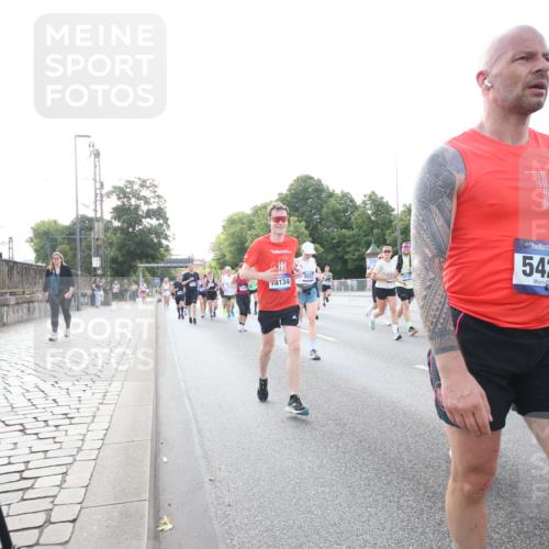 29.06.2025 - hella hamburg halbmarathon Jannik Wohlers http://msf.ph/oto/8146284 29.06.2025 09:58:58 Lombardsbrücke 1319, 1366, 1506, 1595, 1642, 2282, 2630, 3112, 3715, 4467, 4839, 5299, 5420, 5457, 5458, 5465, 5492, 5866, 6390, 6414, 6415, 6416, 7033, 7037, 7129, 7130, 7395, 7833, 8509, 8542, 8652, 8929, 9903, 9922, 10020, 10266, 10518, 10519, 11041, 11068, 11625, 11689, 12014, 12186, 12406, 12446, 12544, 12778, 12910, 12912, 12949, 13792, 13841, 13912, 15000, 15156, 15197, 15269, 15408, 15441, 15686, 15856, 15884, 16189, 16334, 16574, 16679, 16868, 17045, 17198, 17455 meine-sportfotos.de