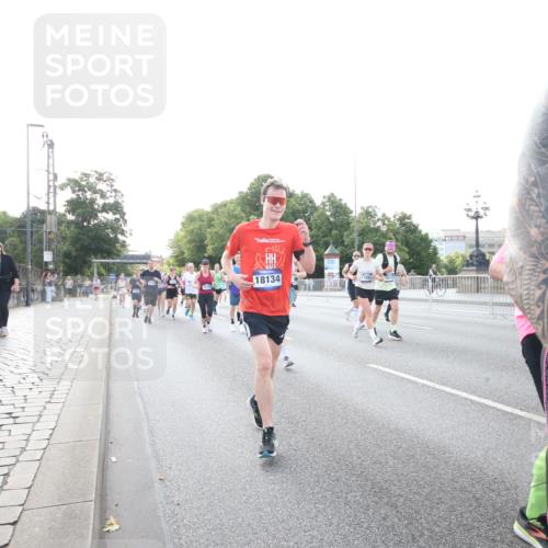29.06.2025 - hella hamburg halbmarathon Jannik Wohlers http://msf.ph/oto/8146297 29.06.2025 09:58:59 Lombardsbrücke 1319, 1366, 1506, 1595, 1642, 2282, 2630, 3112, 4467, 4839, 5299, 5420, 5457, 5458, 5465, 5492, 5866, 6390, 6414, 6415, 6416, 7037, 7129, 7130, 7395, 7833, 8509, 8542, 8652, 8929, 9903, 9922, 10020, 10266, 10518, 10519, 11068, 11625, 11689, 12014, 12186, 12406, 12446, 12544, 12778, 12910, 12912, 12949, 13792, 13841, 13912, 15000, 15156, 15197, 15269, 15408, 15441, 15686, 15856, 15884, 16189, 16334, 16574, 16679, 16868, 17045, 17198, 17455, 18200, 18202 meine-sportfotos.de