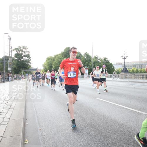 29.06.2025 - hella hamburg halbmarathon Jannik Wohlers http://msf.ph/oto/8146302 29.06.2025 09:58:59 Lombardsbrücke 1319, 1366, 1506, 1595, 1642, 2282, 2630, 3112, 4467, 4839, 5299, 5420, 5457, 5458, 5465, 5492, 5866, 6390, 6414, 6415, 6416, 7037, 7129, 7130, 7395, 7833, 8509, 8542, 8652, 8929, 9903, 9922, 10020, 10266, 10518, 10519, 11068, 11625, 11689, 12014, 12186, 12406, 12446, 12544, 12778, 12910, 12912, 12949, 13792, 13841, 13912, 15000, 15156, 15197, 15269, 15408, 15441, 15686, 15856, 15884, 16189, 16334, 16574, 16679, 16868, 17045, 17198, 17455, 18200, 18202 meine-sportfotos.de