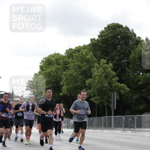 29.06.2025 - hella hamburg halbmarathon Jannik Wohlers http://msf.ph/oto/8146307 29.06.2025 10:10:52 Lombardsbrücke 1723, 2868, 3837, 5254, 7271, 8171, 8206, 8207, 8368, 8561, 9119, 10196, 10372, 11149, 11755, 12286, 12836, 13603, 14022, 14149, 15009, 15252, 15908, 16383, 17142, 17500, 17787, 18382, 19172, 19241 meine-sportfotos.de
