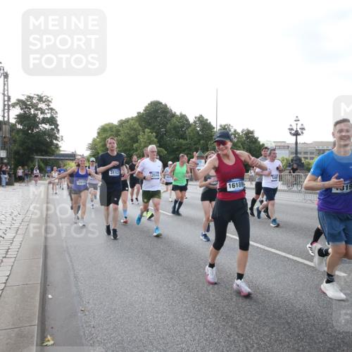 29.06.2025 - hella hamburg halbmarathon Jannik Wohlers http://msf.ph/oto/8146309 29.06.2025 09:59:01 Lombardsbrücke 1319, 1366, 1595, 1642, 2282, 2630, 3112, 4467, 4839, 5299, 5457, 5458, 5465, 5492, 5866, 6414, 6415, 6416, 7037, 7129, 7130, 7395, 7833, 8509, 8520, 8542, 8652, 8846, 8929, 9488, 9903, 9922, 10020, 10266, 10518, 10519, 11068, 11625, 11689, 12014, 12186, 12406, 12446, 12544, 12778, 12909, 12910, 12912, 12949, 13841, 13912, 14823, 15000, 15156, 15197, 15269, 15408, 15441, 15524, 15686, 15856, 15884, 16189, 16574, 16679, 16868, 17045, 17198, 17455, 18200, 18202 meine-sportfotos.de