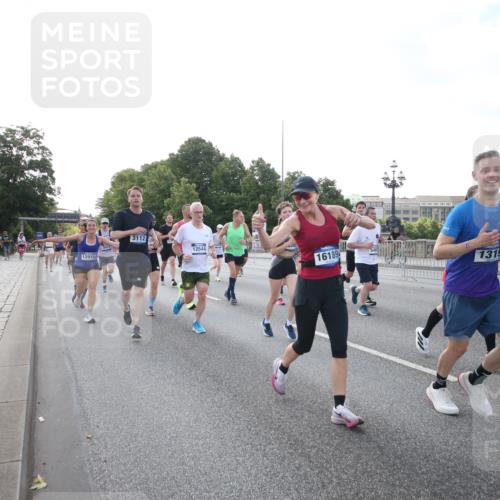 29.06.2025 - hella hamburg halbmarathon Jannik Wohlers http://msf.ph/oto/8146314 29.06.2025 09:59:01 Lombardsbrücke 1319, 1366, 1595, 1642, 2282, 2630, 3112, 4467, 4839, 5299, 5457, 5458, 5465, 5492, 5866, 6414, 6415, 6416, 7037, 7129, 7130, 7395, 7833, 8509, 8520, 8542, 8652, 8846, 8929, 9488, 9903, 9922, 10020, 10266, 10518, 10519, 11068, 11625, 11689, 12014, 12186, 12406, 12446, 12544, 12778, 12909, 12910, 12912, 12949, 13841, 13912, 14823, 15000, 15156, 15197, 15269, 15408, 15441, 15524, 15686, 15856, 15884, 16189, 16574, 16679, 16868, 17045, 17198, 17455, 18200, 18202 meine-sportfotos.de