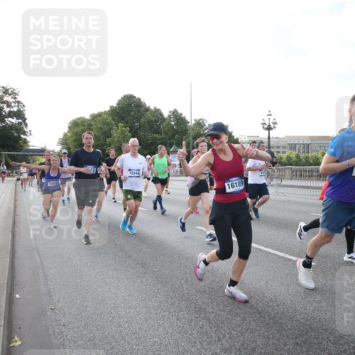 29.06.2025 - hella hamburg halbmarathon Jannik Wohlers http://msf.ph/oto/8146318 29.06.2025 09:59:01 Lombardsbrücke 1319, 1366, 1595, 1642, 2282, 2630, 3112, 4467, 4839, 5299, 5457, 5458, 5465, 5492, 5866, 6414, 6415, 6416, 7037, 7129, 7130, 7395, 7833, 8509, 8520, 8542, 8652, 8846, 8929, 9488, 9903, 9922, 10020, 10266, 10518, 10519, 11068, 11625, 11689, 12014, 12186, 12406, 12446, 12544, 12778, 12909, 12910, 12912, 12949, 13841, 13912, 14823, 15000, 15156, 15197, 15269, 15408, 15441, 15524, 15686, 15856, 15884, 16189, 16574, 16679, 16868, 17045, 17198, 17455, 18200, 18202 meine-sportfotos.de