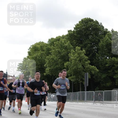 29.06.2025 - hella hamburg halbmarathon Jannik Wohlers http://msf.ph/oto/8146319 29.06.2025 10:10:52 Lombardsbrücke 1723, 2868, 3837, 5254, 7271, 8171, 8206, 8207, 8368, 8561, 9119, 10196, 10372, 11149, 11755, 12286, 12836, 13603, 14022, 14149, 15009, 15252, 15908, 16383, 17142, 17500, 17787, 18382, 19172, 19241 meine-sportfotos.de
