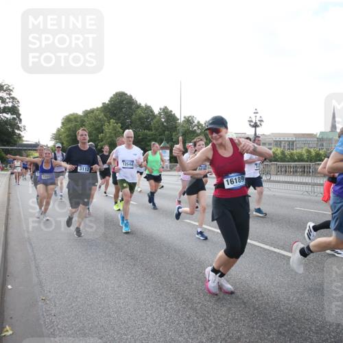 29.06.2025 - hella hamburg halbmarathon Jannik Wohlers http://msf.ph/oto/8146322 29.06.2025 09:59:01 Lombardsbrücke 1319, 1366, 1595, 1642, 2282, 2630, 3112, 4467, 4839, 5299, 5457, 5458, 5465, 5492, 5866, 6414, 6415, 6416, 7037, 7129, 7130, 7395, 7833, 8509, 8520, 8542, 8652, 8846, 8929, 9488, 9903, 9922, 10020, 10266, 10518, 10519, 11068, 11625, 11689, 12014, 12186, 12406, 12446, 12544, 12778, 12909, 12910, 12912, 12949, 13841, 13912, 14823, 15000, 15156, 15197, 15269, 15408, 15441, 15524, 15686, 15856, 15884, 16189, 16574, 16679, 16868, 17045, 17198, 17455, 18200, 18202 meine-sportfotos.de