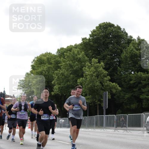 29.06.2025 - hella hamburg halbmarathon Jannik Wohlers http://msf.ph/oto/8146324 29.06.2025 10:10:52 Lombardsbrücke 1723, 2868, 3837, 5254, 7271, 8171, 8206, 8207, 8368, 8561, 9119, 10196, 10372, 11149, 11755, 12286, 12836, 13603, 14022, 14149, 15009, 15252, 15908, 16383, 17142, 17500, 17787, 18382, 19172, 19241 meine-sportfotos.de