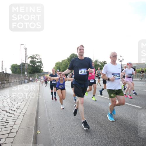 29.06.2025 - hella hamburg halbmarathon Jannik Wohlers http://msf.ph/oto/8146339 29.06.2025 09:59:02 Lombardsbrücke 1319, 1334, 1366, 1595, 1642, 2282, 2630, 3112, 4467, 5299, 5457, 5458, 5465, 5492, 5866, 6414, 6415, 6416, 7037, 7129, 7130, 7395, 7833, 8509, 8520, 8542, 8652, 8846, 8929, 9488, 9903, 9907, 9922, 10020, 10518, 10519, 11068, 11625, 11689, 12014, 12186, 12406, 12446, 12544, 12778, 12909, 12910, 12912, 12949, 13841, 13912, 14823, 14948, 15000, 15156, 15197, 15269, 15408, 15441, 15524, 15686, 15856, 16189, 16574, 16679, 16868, 17045, 17455, 18200, 18202 meine-sportfotos.de