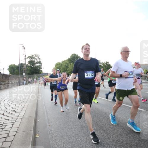 29.06.2025 - hella hamburg halbmarathon Jannik Wohlers http://msf.ph/oto/8146347 29.06.2025 09:59:03 Lombardsbrücke 1319, 1334, 1366, 1595, 1642, 2282, 2630, 3112, 4467, 5299, 5457, 5458, 5465, 5492, 5866, 6414, 6415, 6416, 7037, 7129, 7130, 7395, 7833, 8509, 8520, 8542, 8652, 8846, 8929, 9488, 9903, 9907, 9922, 10020, 10518, 11068, 11625, 11689, 12014, 12186, 12406, 12446, 12544, 12778, 12909, 12910, 12912, 13841, 13912, 14823, 14948, 15000, 15197, 15269, 15408, 15441, 15524, 15686, 15856, 16189, 16531, 16574, 16679, 16868, 17045, 17455, 17769, 17848, 18200, 18202 meine-sportfotos.de