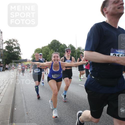 29.06.2025 - hella hamburg halbmarathon Jannik Wohlers http://msf.ph/oto/8146353 29.06.2025 09:59:03 Lombardsbrücke 1319, 1334, 1366, 1595, 1642, 2282, 2630, 3112, 4467, 5299, 5457, 5458, 5465, 5492, 5866, 6414, 6415, 6416, 7037, 7129, 7130, 7395, 7833, 8509, 8520, 8542, 8652, 8846, 8929, 9488, 9903, 9907, 9922, 10020, 10518, 11068, 11625, 11689, 12014, 12186, 12406, 12446, 12544, 12778, 12909, 12910, 12912, 13841, 13912, 14823, 14948, 15000, 15197, 15269, 15408, 15441, 15524, 15686, 15856, 16189, 16531, 16574, 16679, 16868, 17045, 17455, 17769, 17848, 18200, 18202 meine-sportfotos.de