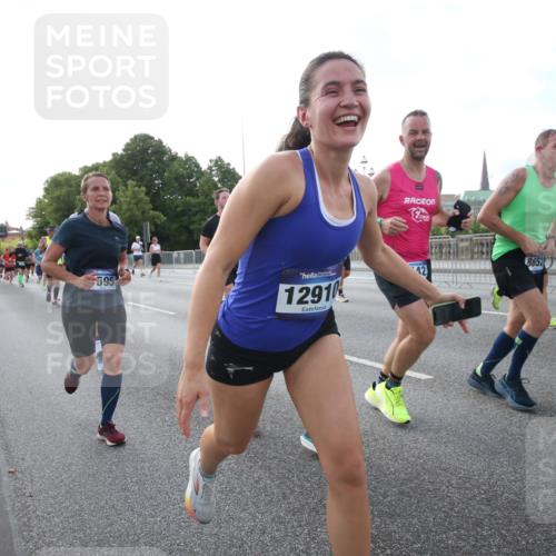 29.06.2025 - hella hamburg halbmarathon Jannik Wohlers http://msf.ph/oto/8146359 29.06.2025 09:59:03 Lombardsbrücke 1319, 1334, 1366, 1595, 1642, 2282, 2630, 3112, 4467, 5299, 5457, 5458, 5465, 5492, 5866, 6414, 6415, 6416, 7037, 7129, 7130, 7395, 7833, 8509, 8520, 8542, 8652, 8846, 8929, 9488, 9903, 9907, 9922, 10020, 10518, 11068, 11625, 11689, 12014, 12186, 12406, 12446, 12544, 12778, 12909, 12910, 12912, 13841, 13912, 14823, 14948, 15000, 15197, 15269, 15408, 15441, 15524, 15686, 15856, 16189, 16531, 16574, 16679, 16868, 17045, 17455, 17769, 17848, 18200, 18202 meine-sportfotos.de