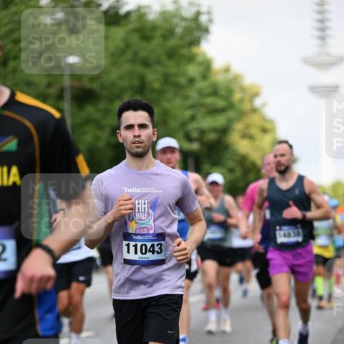 29.06.2025 - hella hamburg halbmarathon Dr. Thomas Lammeyer http://msf.ph/oto/8146376 29.06.2025 10:05:37 Kennedybrücke 1464, 1526, 1653, 1722, 1724, 2091, 2167, 2490, 2591, 2806, 2957, 3039, 3425, 3663, 3976, 4319, 4322, 4370, 5602, 5603, 5675, 6087, 6281, 0000, 6302, 6921, 7189, 7223, 7287, 7658, 7846, 8030, 8046, 8191, 8392, 8578, 8632, 8822, 8926, 9230, 10074, 10281, 10301, 10576, 10915, 11043 meine-sportfotos.de