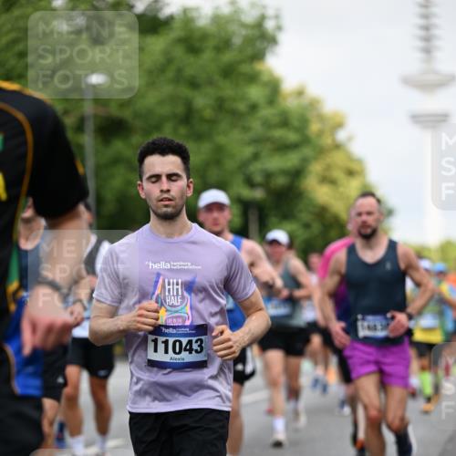 29.06.2025 - hella hamburg halbmarathon Dr. Thomas Lammeyer http://msf.ph/oto/8146387 29.06.2025 10:05:37 Kennedybrücke 1464, 1526, 1653, 1722, 1724, 2091, 2167, 2490, 2591, 2806, 2957, 3039, 3425, 3663, 3976, 4319, 4322, 4370, 5602, 5603, 5675, 6087, 6281, 0000, 6302, 6921, 7189, 7223, 7287, 7658, 7846, 8030, 8046, 8191, 8392, 8578, 8632, 8822, 8926, 9230, 10074, 10281, 10301, 10576, 10915, 11043 meine-sportfotos.de