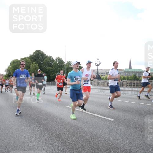 29.06.2025 - hella hamburg halbmarathon Jannik Wohlers http://msf.ph/oto/8146401 29.06.2025 09:59:09 Lombardsbrücke 1319, 1334, 1366, 1595, 1642, 1955, 2282, 2391, 2432, 2630, 3279, 3668, 4426, 4837, 5299, 5465, 6414, 6415, 6416, 7037, 7833, 8520, 8542, 8652, 8846, 8929, 9142, 9488, 9903, 9907, 9922, 9984, 10020, 10518, 11039, 11568, 12446, 12544, 12778, 12909, 12910, 12912, 13589, 13841, 13912, 14605, 14823, 14948, 15000, 15179, 15197, 15263, 15269, 15408, 15441, 15524, 16095, 16189, 16531, 16574, 16679, 17045, 17455, 17769, 17848, 17967, 18200, 18202 meine-sportfotos.de