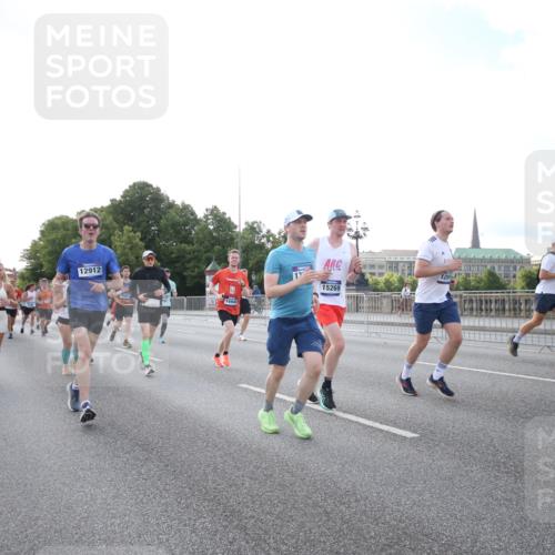29.06.2025 - hella hamburg halbmarathon Jannik Wohlers http://msf.ph/oto/8146402 29.06.2025 09:59:09 Lombardsbrücke 1319, 1334, 1366, 1595, 1642, 1955, 2282, 2391, 2432, 2630, 3279, 3668, 4426, 4837, 5299, 5465, 6414, 6415, 6416, 7037, 7833, 8520, 8542, 8652, 8846, 8929, 9142, 9488, 9903, 9907, 9922, 9984, 10020, 10518, 11039, 11568, 12446, 12544, 12778, 12909, 12910, 12912, 13589, 13841, 13912, 14605, 14823, 14948, 15000, 15179, 15197, 15263, 15269, 15408, 15441, 15524, 16095, 16189, 16531, 16574, 16679, 17045, 17455, 17769, 17848, 17967, 18200, 18202 meine-sportfotos.de