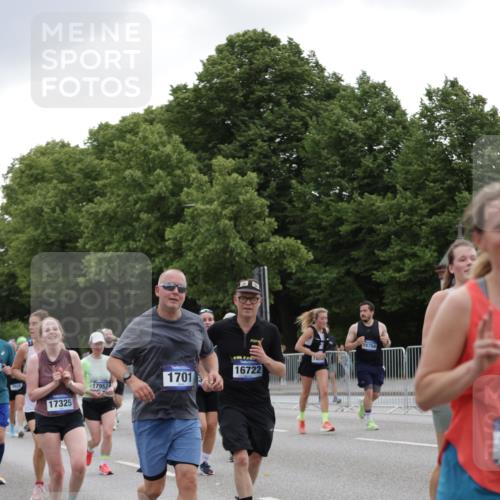 29.06.2025 - hella hamburg halbmarathon Jannik Wohlers http://msf.ph/oto/8146406 29.06.2025 10:47:42 Lombardsbrücke 1157, 1174, 1175, 1392, 1645, 1701, 2037, 2163, 2197, 2418, 2650, 2756, 2958, 3468, 3504, 3679, 3933, 4327, 4588, 4856, 5585, 5952, 7240, 7393, 7394, 7916, 8521, 8774, 9356, 9921, 10145, 10777, 10794, 11548, 11742, 11781, 12104, 12157, 12480, 12932, 13377, 13529, 13675, 13861, 14050, 15357, 15541, 15730, 15743, 16141, 16722, 17325, 17339, 17562, 17563, 17957, 18001, 18248, 18262, 18352, 18480, 19101 meine-sportfotos.de