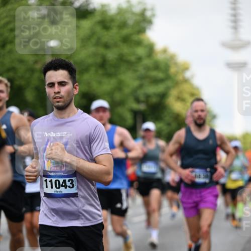 29.06.2025 - hella hamburg halbmarathon Dr. Thomas Lammeyer http://msf.ph/oto/8146409 29.06.2025 10:05:38 Kennedybrücke 1464, 1526, 1653, 1722, 1724, 2091, 2167, 2490, 2591, 2806, 2957, 3039, 3425, 3663, 3976, 4322, 4370, 5602, 5603, 5675, 6087, 6281, 0000, 6302, 6921, 7189, 7223, 7287, 7658, 7846, 8030, 8191, 8392, 8578, 8632, 8822, 8926, 9230, 10074, 10281, 10301, 10576, 10915, 11043 meine-sportfotos.de