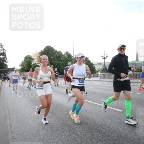 29.06.2025 - hella hamburg halbmarathon Jannik Wohlers http://msf.ph/oto/8146412 29.06.2025 09:59:11 Lombardsbrücke 1319, 1334, 1366, 1595, 1642, 1955, 2282, 2391, 2432, 2630, 3279, 3668, 4426, 4837, 5299, 5465, 6414, 6415, 7833, 8330, 8520, 8542, 8652, 8846, 8929, 9142, 9488, 9903, 9907, 9984, 10020, 10031, 10518, 11039, 11568, 11844, 12446, 12544, 12778, 12909, 12910, 12912, 13503, 13589, 13808, 13841, 14605, 14823, 14948, 15179, 15197, 15263, 15269, 15344, 15349, 15441, 15524, 16095, 16189, 16531, 16574, 16609, 16679, 17045, 17455, 17769, 17848, 17967, 18200, 18202, 18413 meine-sportfotos.de