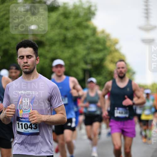 29.06.2025 - hella hamburg halbmarathon Dr. Thomas Lammeyer http://msf.ph/oto/8146419 29.06.2025 10:05:38 Kennedybrücke 1464, 1526, 1653, 1722, 1724, 2091, 2167, 2490, 2591, 2806, 2957, 3039, 3425, 3663, 3976, 4322, 4370, 5602, 5603, 5675, 6087, 6281, 0000, 6302, 6921, 7189, 7223, 7287, 7658, 7846, 8030, 8191, 8392, 8578, 8632, 8822, 8926, 9230, 10074, 10281, 10301, 10576, 10915, 11043 meine-sportfotos.de