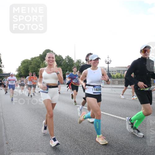 29.06.2025 - hella hamburg halbmarathon Jannik Wohlers http://msf.ph/oto/8146420 29.06.2025 09:59:11 Lombardsbrücke 1319, 1334, 1366, 1595, 1642, 1955, 2282, 2391, 2432, 2630, 3279, 3668, 4426, 4837, 5299, 5465, 6414, 6415, 7833, 8330, 8520, 8542, 8652, 8846, 8929, 9142, 9488, 9903, 9907, 9984, 10020, 10031, 10518, 11039, 11568, 11844, 12446, 12544, 12778, 12909, 12910, 12912, 13503, 13589, 13808, 13841, 14605, 14823, 14948, 15179, 15197, 15263, 15269, 15344, 15349, 15441, 15524, 16095, 16189, 16531, 16574, 16609, 16679, 17045, 17455, 17769, 17848, 17967, 18200, 18202, 18413 meine-sportfotos.de
