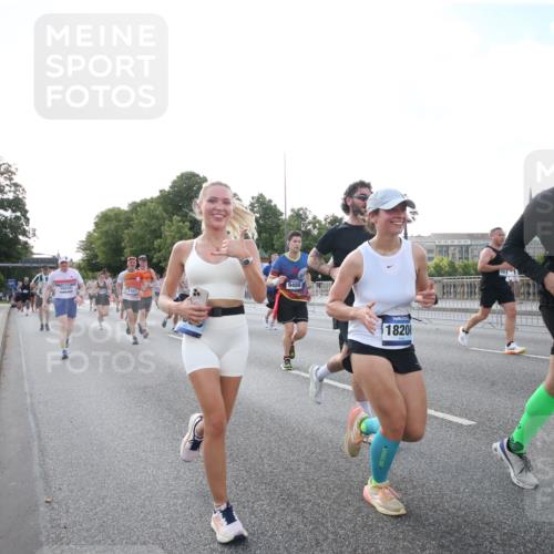 29.06.2025 - hella hamburg halbmarathon Jannik Wohlers http://msf.ph/oto/8146424 29.06.2025 09:59:11 Lombardsbrücke 1319, 1334, 1366, 1595, 1642, 1955, 2282, 2391, 2432, 2630, 3279, 3668, 4426, 4837, 5299, 5465, 6414, 6415, 7833, 8330, 8520, 8542, 8652, 8846, 8929, 9142, 9488, 9903, 9907, 9984, 10020, 10031, 10518, 11039, 11568, 11844, 12446, 12544, 12778, 12909, 12910, 12912, 13503, 13589, 13808, 13841, 14605, 14823, 14948, 15179, 15197, 15263, 15269, 15344, 15349, 15441, 15524, 16095, 16189, 16531, 16574, 16609, 16679, 17045, 17455, 17769, 17848, 17967, 18200, 18202, 18413 meine-sportfotos.de