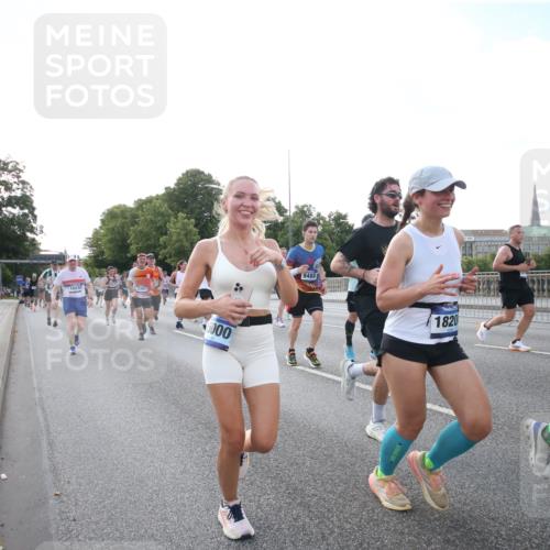 29.06.2025 - hella hamburg halbmarathon Jannik Wohlers http://msf.ph/oto/8146429 29.06.2025 09:59:11 Lombardsbrücke 1319, 1334, 1366, 1595, 1642, 1955, 2282, 2391, 2432, 2630, 3279, 3668, 4426, 4837, 5299, 5465, 6414, 6415, 7833, 8330, 8520, 8542, 8652, 8846, 8929, 9142, 9488, 9903, 9907, 9984, 10020, 10031, 10518, 11039, 11568, 11844, 12446, 12544, 12778, 12909, 12910, 12912, 13503, 13589, 13808, 13841, 14605, 14823, 14948, 15179, 15197, 15263, 15269, 15344, 15349, 15441, 15524, 16095, 16189, 16531, 16574, 16609, 16679, 17045, 17455, 17769, 17848, 17967, 18200, 18202, 18413 meine-sportfotos.de