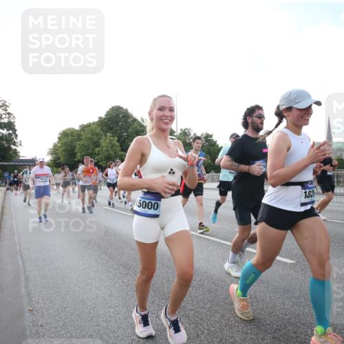 29.06.2025 - hella hamburg halbmarathon Jannik Wohlers http://msf.ph/oto/8146432 29.06.2025 09:59:11 Lombardsbrücke 1319, 1334, 1366, 1595, 1642, 1955, 2282, 2391, 2432, 2630, 3279, 3668, 4426, 4837, 5299, 5465, 6414, 6415, 7833, 8330, 8520, 8542, 8652, 8846, 8929, 9142, 9488, 9903, 9907, 9984, 10020, 10031, 10518, 11039, 11568, 11844, 12446, 12544, 12778, 12909, 12910, 12912, 13503, 13589, 13808, 13841, 14605, 14823, 14948, 15179, 15197, 15263, 15269, 15344, 15349, 15441, 15524, 16095, 16189, 16531, 16574, 16609, 16679, 17045, 17455, 17769, 17848, 17967, 18200, 18202, 18413 meine-sportfotos.de