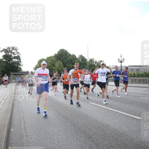29.06.2025 - hella hamburg halbmarathon Jannik Wohlers http://msf.ph/oto/8146439 29.06.2025 09:59:13 Lombardsbrücke 1334, 1366, 1595, 1642, 1955, 2391, 2432, 2630, 3279, 3668, 4426, 4837, 5465, 6414, 6415, 8330, 8520, 8542, 8652, 8846, 8929, 9142, 9488, 9903, 9907, 9984, 10020, 10031, 10518, 11039, 11568, 11844, 12446, 12544, 12778, 12909, 12910, 12912, 13503, 13589, 13808, 13841, 14605, 14778, 14823, 14948, 15179, 15197, 15263, 15269, 15344, 15349, 15441, 15524, 15954, 16095, 16531, 16574, 16609, 16679, 17455, 17769, 17848, 17967, 18200, 18202, 18413 meine-sportfotos.de
