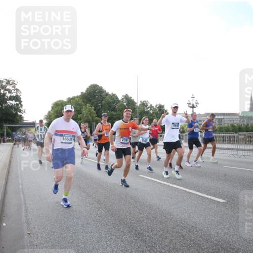 29.06.2025 - hella hamburg halbmarathon Jannik Wohlers http://msf.ph/oto/8146450 29.06.2025 09:59:13 Lombardsbrücke 1334, 1366, 1595, 1642, 1955, 2391, 2432, 2630, 3279, 3668, 4426, 4837, 5465, 6414, 6415, 8330, 8520, 8542, 8652, 8846, 8929, 9142, 9488, 9903, 9907, 9984, 10020, 10031, 10518, 11039, 11568, 11844, 12446, 12544, 12778, 12909, 12910, 12912, 13503, 13589, 13808, 13841, 14605, 14778, 14823, 14948, 15179, 15197, 15263, 15269, 15344, 15349, 15441, 15524, 15954, 16095, 16531, 16574, 16609, 16679, 17455, 17769, 17848, 17967, 18200, 18202, 18413 meine-sportfotos.de