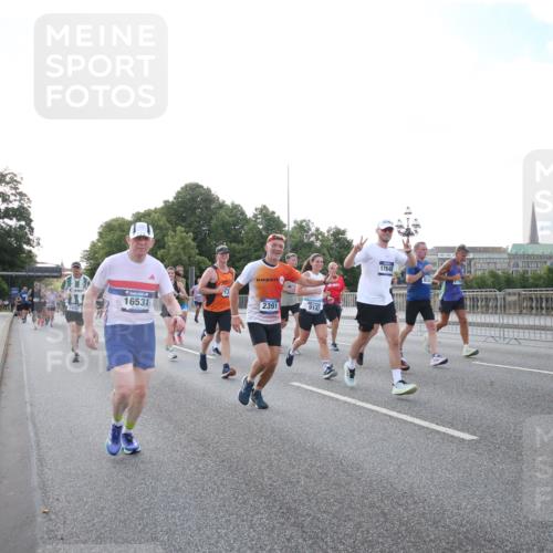 29.06.2025 - hella hamburg halbmarathon Jannik Wohlers http://msf.ph/oto/8146454 29.06.2025 09:59:13 Lombardsbrücke 1334, 1366, 1595, 1642, 1955, 2391, 2432, 2630, 3279, 3668, 4426, 4837, 5465, 6414, 6415, 8330, 8520, 8542, 8652, 8846, 8929, 9142, 9488, 9903, 9907, 9984, 10020, 10031, 10518, 11039, 11568, 11844, 12446, 12544, 12778, 12909, 12910, 12912, 13503, 13589, 13808, 13841, 14605, 14778, 14823, 14948, 15179, 15197, 15263, 15269, 15344, 15349, 15441, 15524, 15954, 16095, 16531, 16574, 16609, 16679, 17455, 17769, 17848, 17967, 18200, 18202, 18413 meine-sportfotos.de