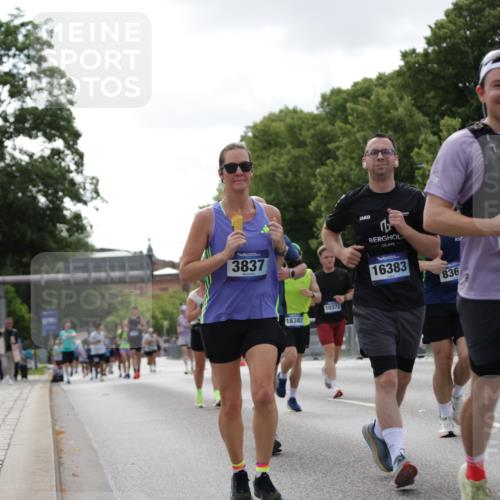 29.06.2025 - hella hamburg halbmarathon Jannik Wohlers http://msf.ph/oto/8146456 29.06.2025 10:10:56 Lombardsbrücke 1723, 3837, 5254, 8171, 8206, 8207, 8368, 9119, 10196, 10372, 11149, 11755, 12286, 13603, 14149, 15252, 15797, 15908, 16383, 17142, 17787, 18382, 19172, 19241 meine-sportfotos.de