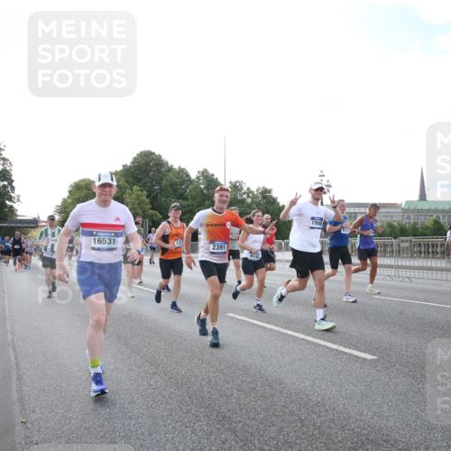 29.06.2025 - hella hamburg halbmarathon Jannik Wohlers http://msf.ph/oto/8146458 29.06.2025 09:59:13 Lombardsbrücke 1334, 1366, 1595, 1642, 1955, 2391, 2432, 2630, 3279, 3668, 4426, 4837, 5465, 6414, 6415, 8330, 8520, 8542, 8652, 8846, 8929, 9142, 9488, 9903, 9907, 9984, 10020, 10031, 10518, 11039, 11568, 11844, 12446, 12544, 12778, 12909, 12910, 12912, 13503, 13589, 13808, 13841, 14605, 14778, 14823, 14948, 15179, 15197, 15263, 15269, 15344, 15349, 15441, 15524, 15954, 16095, 16531, 16574, 16609, 16679, 17455, 17769, 17848, 17967, 18200, 18202, 18413 meine-sportfotos.de
