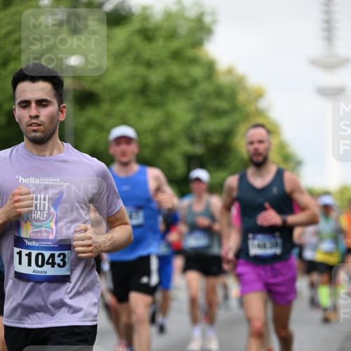 29.06.2025 - hella hamburg halbmarathon Dr. Thomas Lammeyer http://msf.ph/oto/8146465 29.06.2025 10:05:38 Kennedybrücke 1464, 1526, 1653, 1722, 1724, 2091, 2167, 2490, 2591, 2806, 2957, 3039, 3425, 3663, 3976, 4322, 4370, 5602, 5603, 5675, 6087, 6281, 0000, 6302, 6921, 7189, 7223, 7287, 7658, 7846, 8030, 8191, 8392, 8578, 8632, 8822, 8926, 9230, 10074, 10281, 10301, 10576, 10915, 11043 meine-sportfotos.de