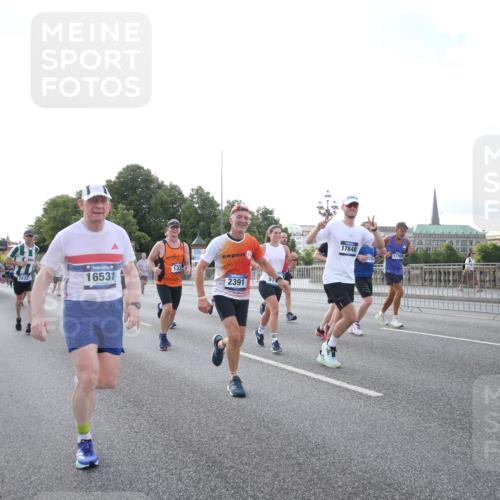29.06.2025 - hella hamburg halbmarathon Jannik Wohlers http://msf.ph/oto/8146469 29.06.2025 09:59:13 Lombardsbrücke 1334, 1366, 1595, 1642, 1955, 2391, 2432, 2630, 3279, 3668, 4426, 4837, 5465, 6414, 6415, 8330, 8520, 8542, 8652, 8846, 8929, 9142, 9488, 9903, 9907, 9984, 10020, 10031, 10518, 11039, 11568, 11844, 12446, 12544, 12778, 12909, 12910, 12912, 13503, 13589, 13808, 13841, 14605, 14778, 14823, 14948, 15179, 15197, 15263, 15269, 15344, 15349, 15441, 15524, 15954, 16095, 16531, 16574, 16609, 16679, 17455, 17769, 17848, 17967, 18200, 18202, 18413 meine-sportfotos.de