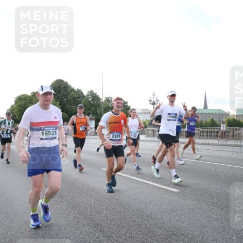 29.06.2025 - hella hamburg halbmarathon Jannik Wohlers http://msf.ph/oto/8146475 29.06.2025 09:59:13 Lombardsbrücke 1334, 1366, 1595, 1642, 1955, 2391, 2432, 2630, 3279, 3668, 4426, 4837, 5465, 6414, 6415, 8330, 8520, 8542, 8652, 8846, 8929, 9142, 9488, 9903, 9907, 9984, 10020, 10031, 10518, 11039, 11568, 11844, 12446, 12544, 12778, 12909, 12910, 12912, 13503, 13589, 13808, 13841, 14605, 14778, 14823, 14948, 15179, 15197, 15263, 15269, 15344, 15349, 15441, 15524, 15954, 16095, 16531, 16574, 16609, 16679, 17455, 17769, 17848, 17967, 18200, 18202, 18413 meine-sportfotos.de